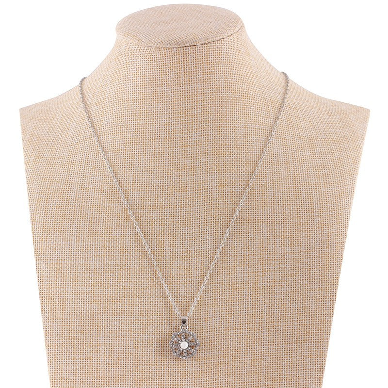 Flowers Studded With Rotary Necklaces And The Necklace Is In Fashion